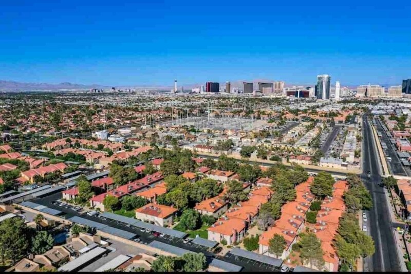 Building Photo - 5576 W Rochelle Ave.