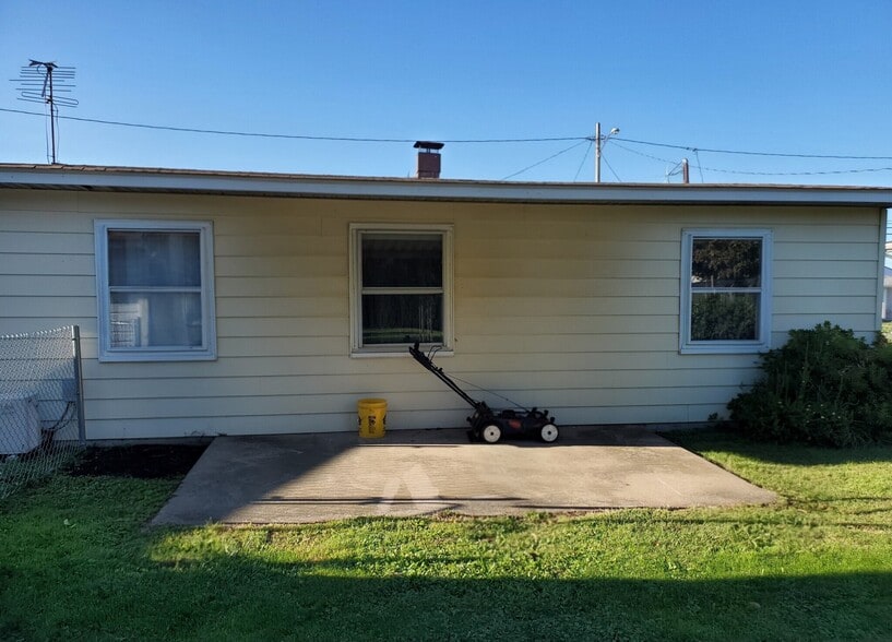 Building Photo - 1331 W 22nd St