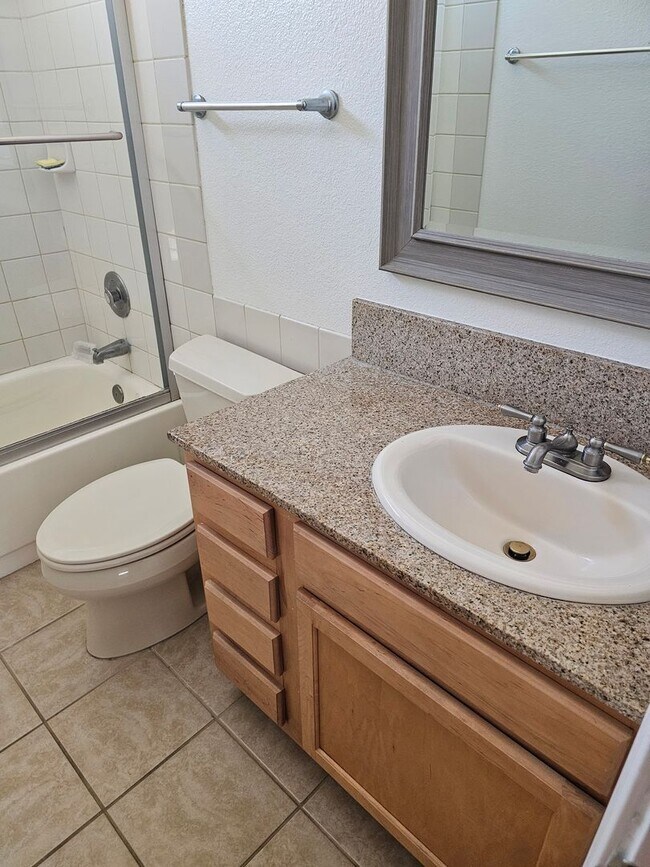 Building Photo - 414 21st St