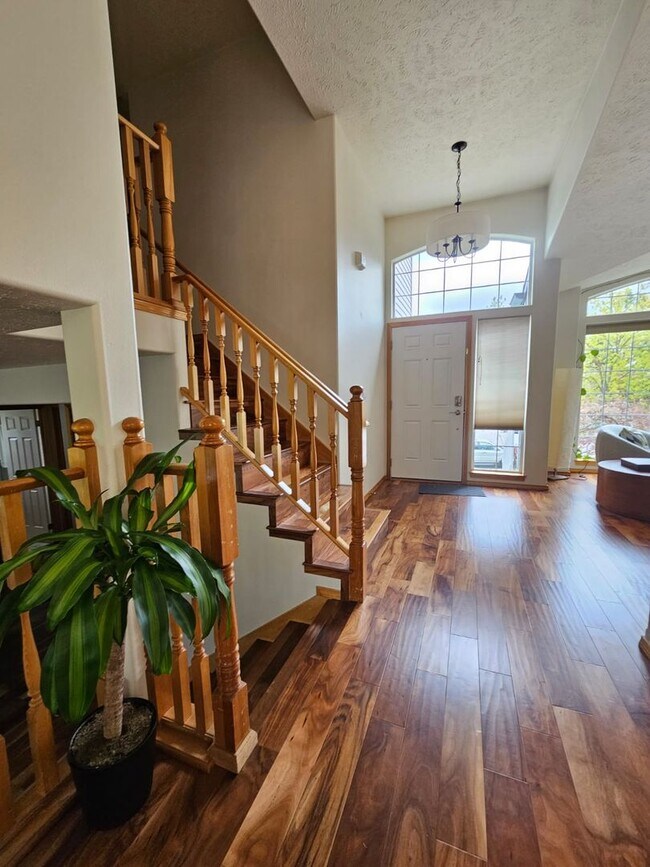 Building Photo - 4 bed/ 3 bath rental with a hot tub!