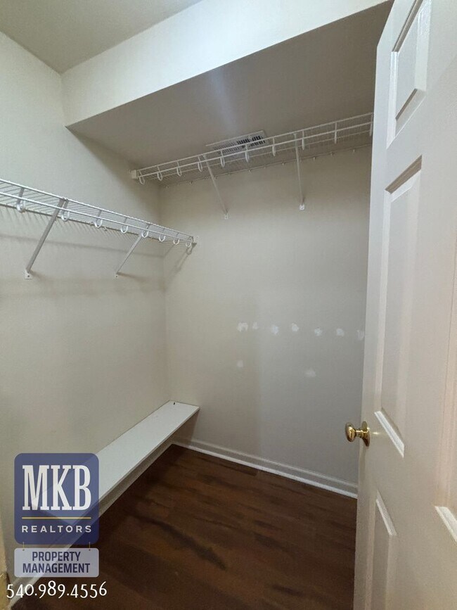 Building Photo - 6423 Westshire Ct