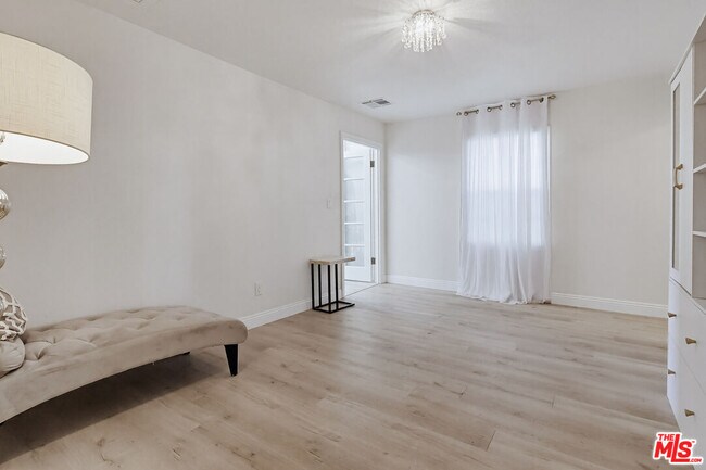 Building Photo - 9209 Paramount Blvd