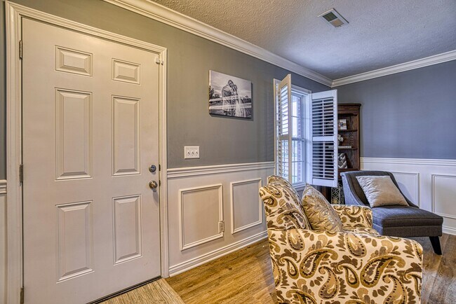 Building Photo - 4880 Imperial Dr