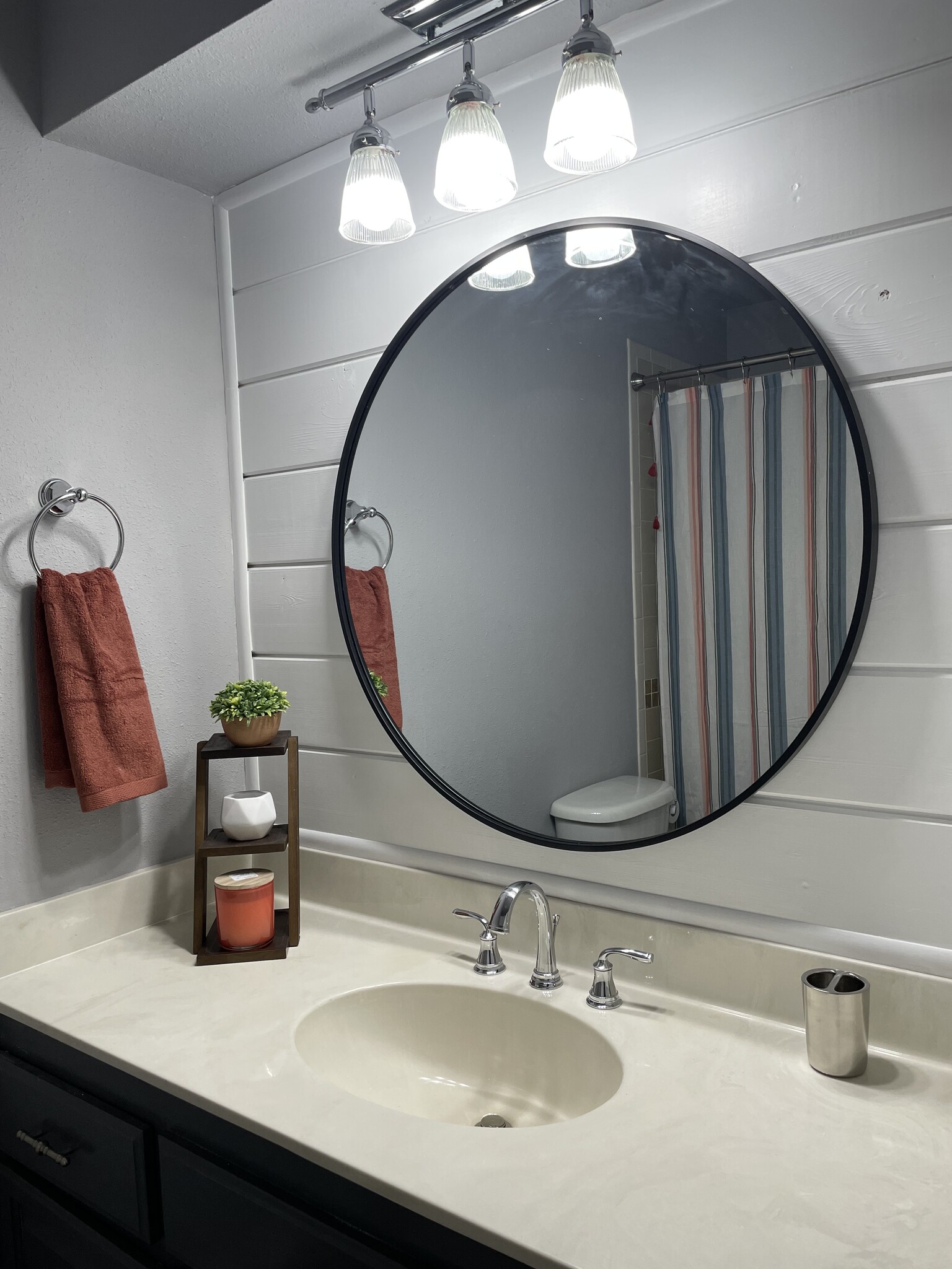 Bathroom 2 w/Tub - 2300 Oakwood Ave