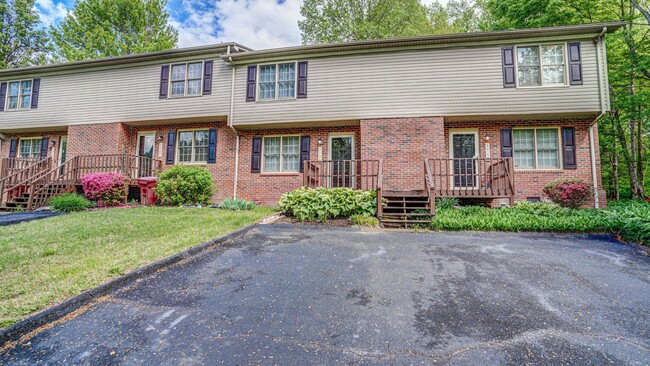 Primary Photo - 2 Bdrm / 1.5 Bath Townhouse in Johnson Cit...
