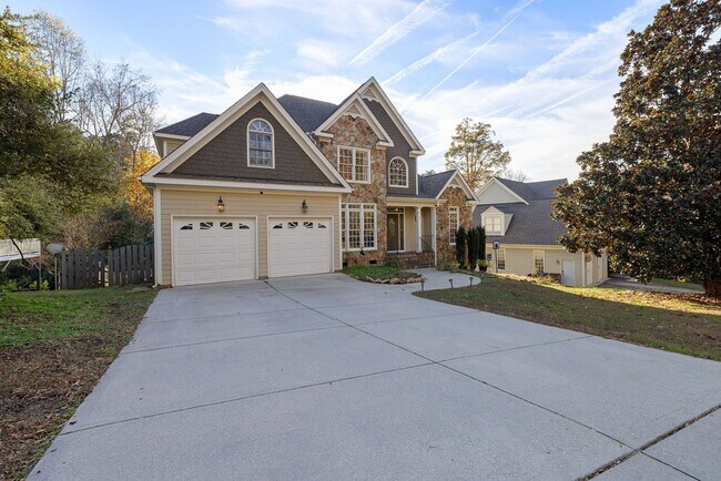 Building Photo - 4 Bed | 2.5 Bath House with Garage