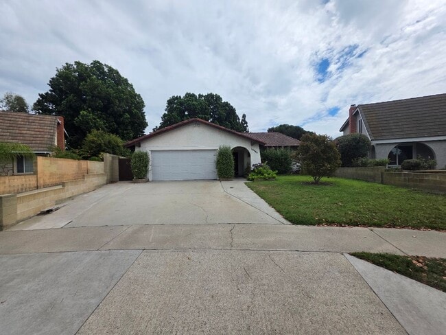 Building Photo - SPACIOUS 4BD/2BA WITH GARAGE, LAUNDRY AND ...