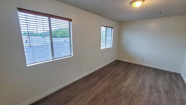 Building Photo - 6 Bedroom 3 Bath Two Story House with REMODELED Kitchen and Bathrooms Available Now!