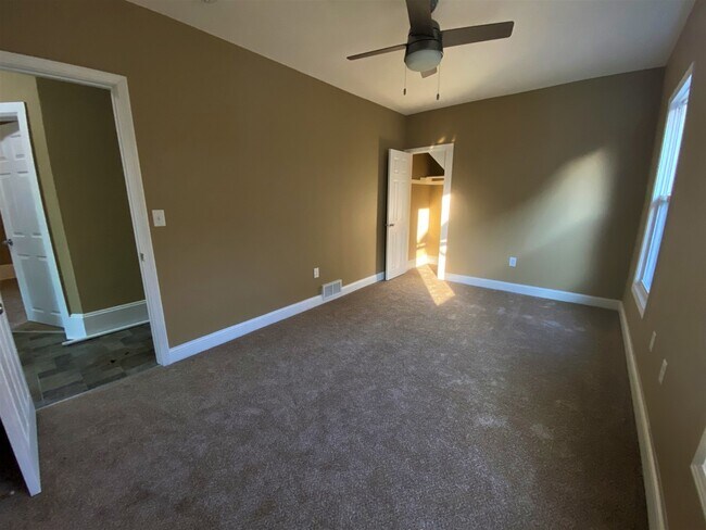 Building Photo - 517 S Water St