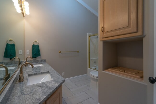 Building Photo - Spacious 6 Bedroom Home with a Balcony!