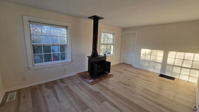 Building Photo - 621 Forest Hill Rd