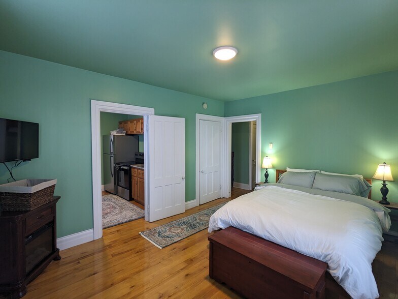 Building Photo - 423 Budd St