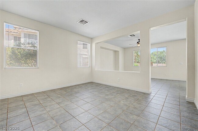 Building Photo - 2392 Predera Ave