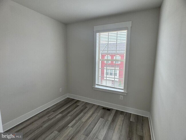 Building Photo - 201 Pomegranate Ln