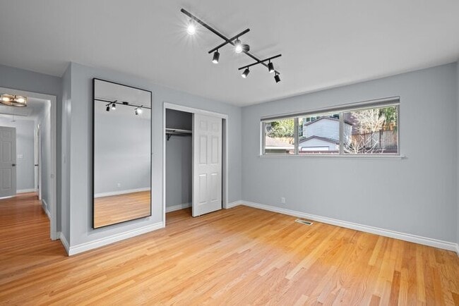 Building Photo - Elegant and Spacious Air-Conditioned Lincoln Park Rambler