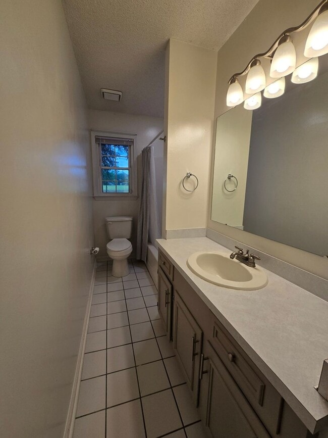 Building Photo - 805 Club Ln