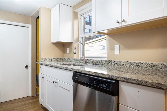 Building Photo - 424 S Eden St