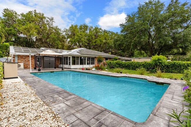 Building Photo - Welcome to your Pool/Lake Home!