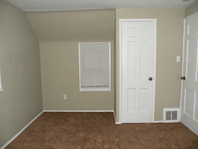 Building Photo - Renovated 3 Bedroom Colonial!