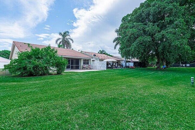 Building Photo - 5645 American Cir