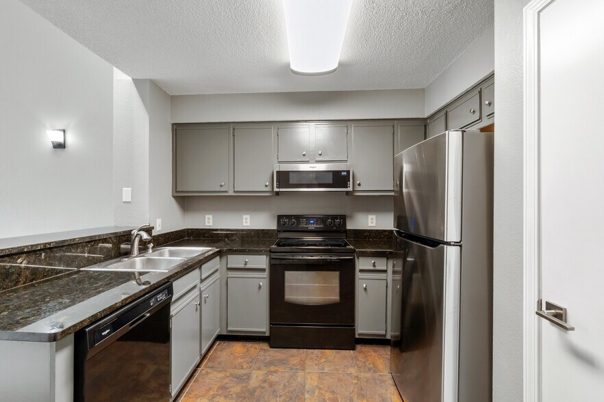 Building Photo - 5001 Grande Dr
