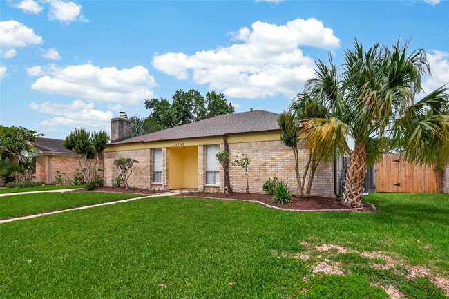 Building Photo - 15915 Dunmoor Dr