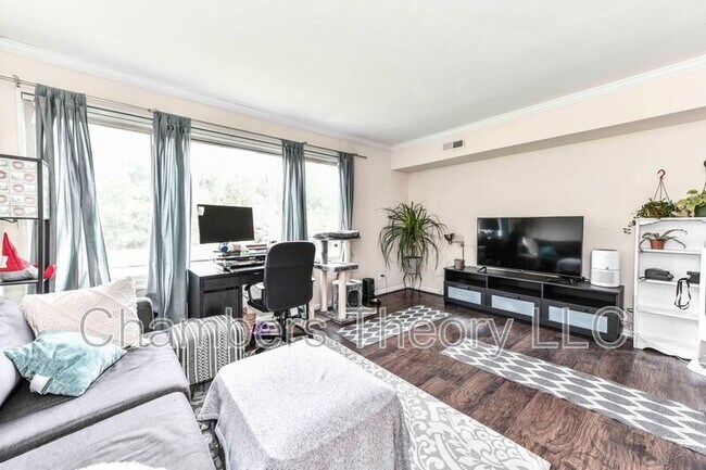 Building Photo - 10570 Main St