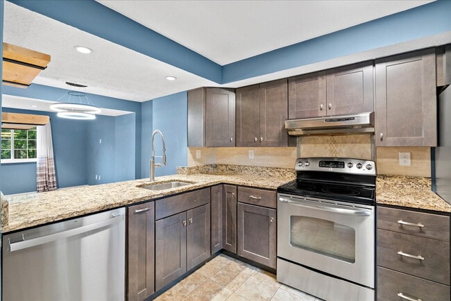 Building Photo - "Charming 2-Bed Townhouse with great upgra...