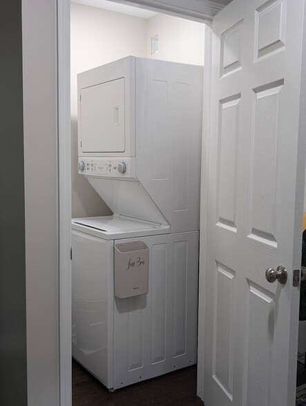 Shared Laundry - 4523 W Montague Ave