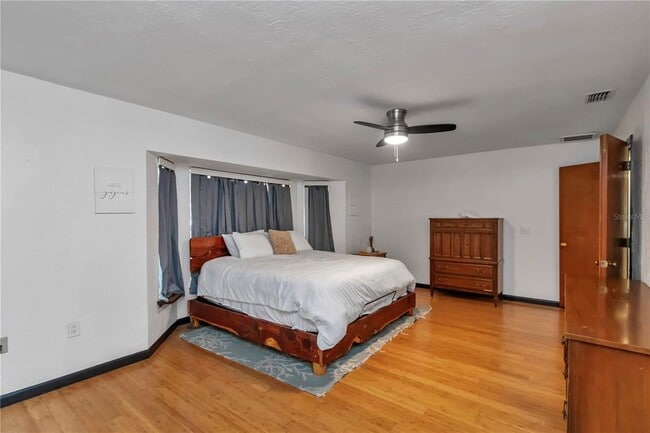 Building Photo - 1542 SE Pinwheel Dr