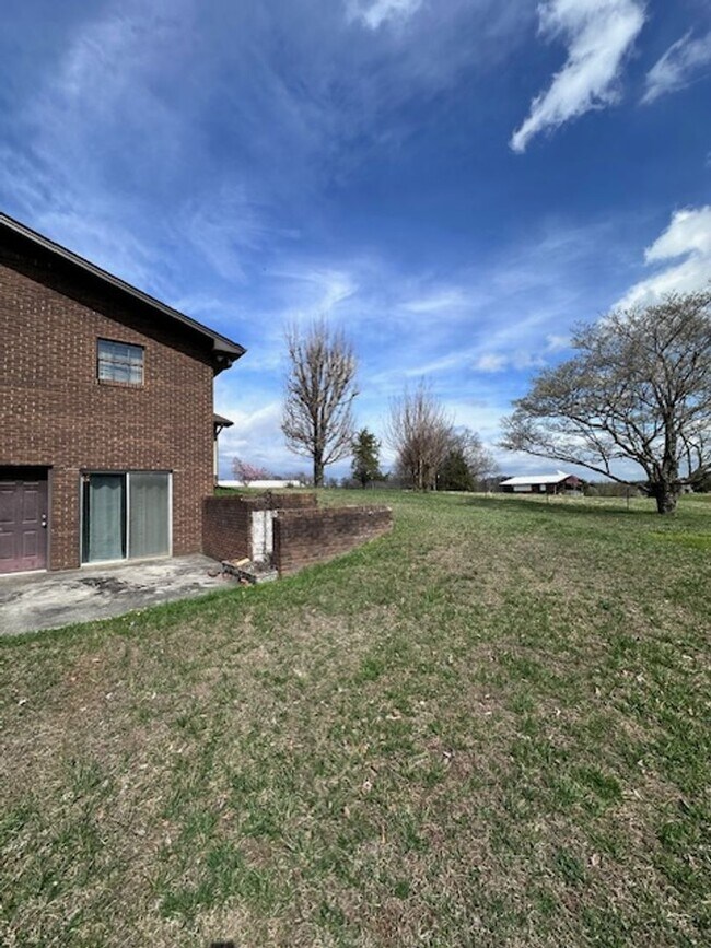 Building Photo - Maryville 37803 - 5 bedroom, 3 bath home - Contact Karen Robertson (865) 454-7626