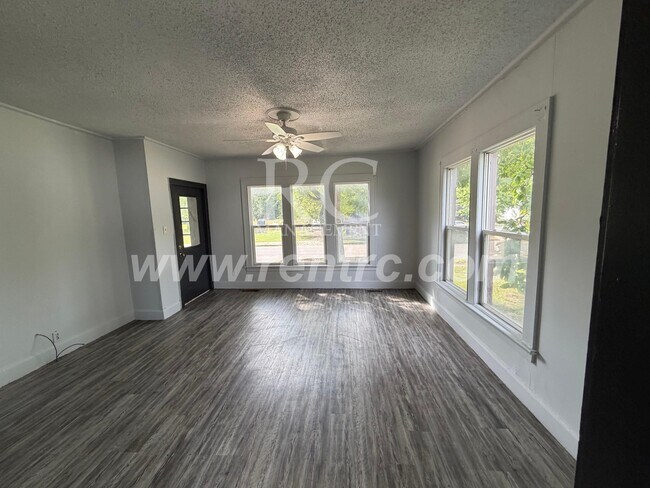 Building Photo - 327-2 Robinson-