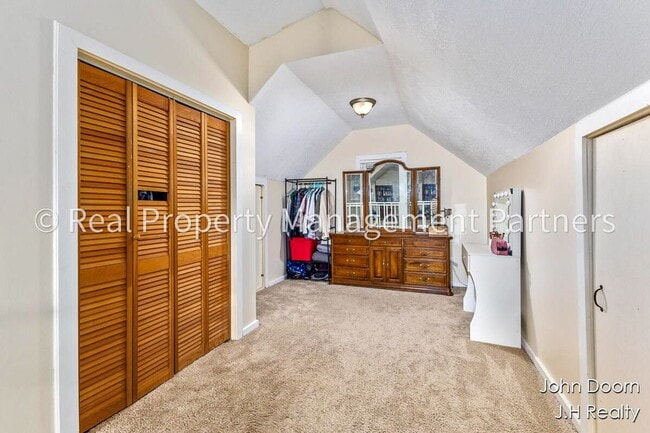 Building Photo - Spacious 3-Bedroom Home in Alger Heights – Modern Kitchen, Private Yard & Garage