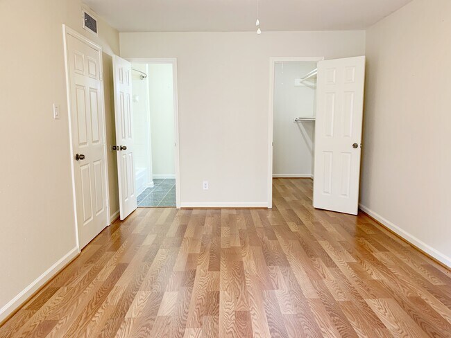 Master Bedroom - 5550 N Braeswood Blvd