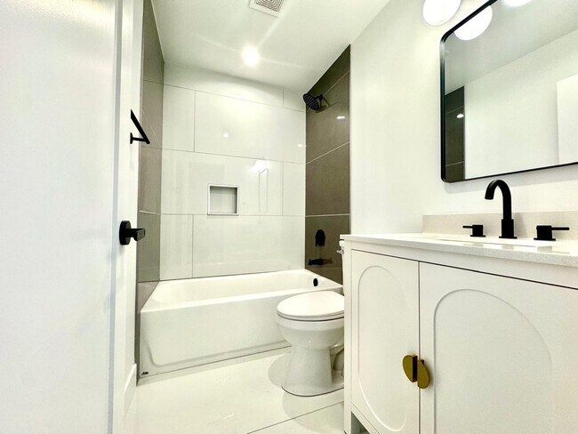 Building Photo - 1709 N Maplewood Ave