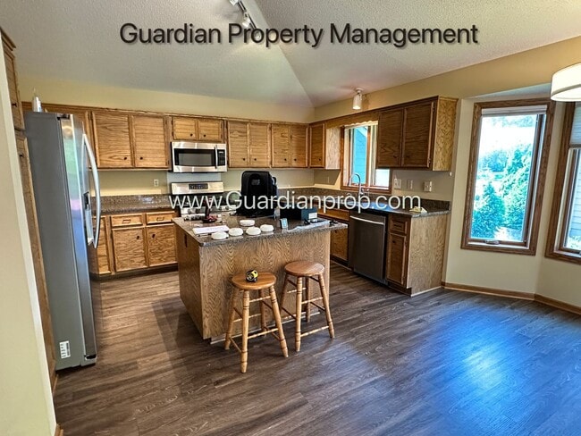 Building Photo - Eagan Single Family Home, 3 Car Garage, La...
