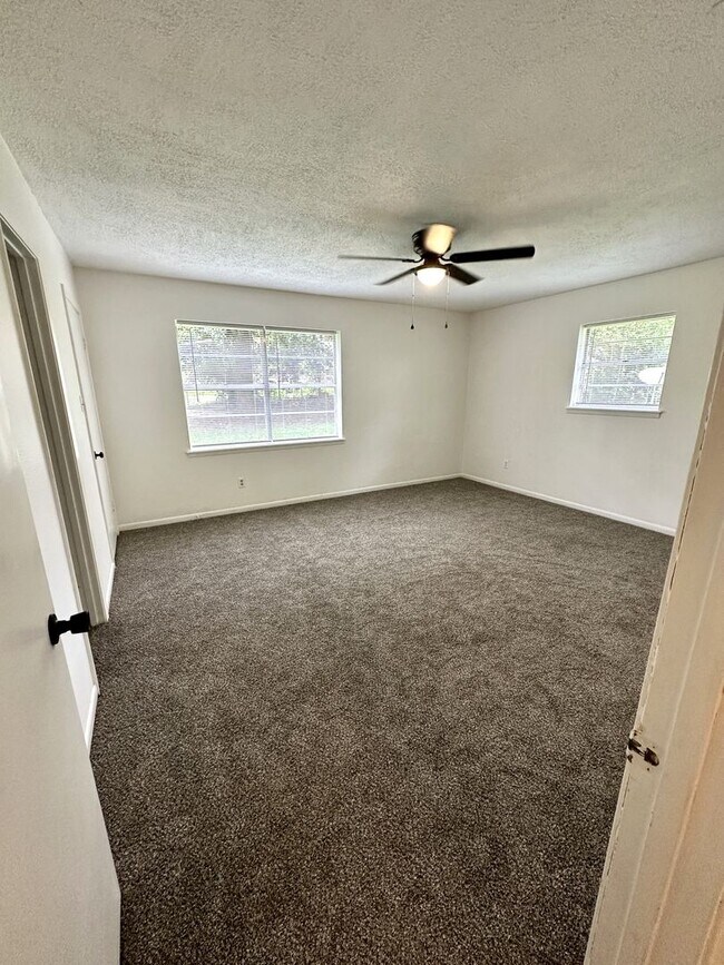 Building Photo - South Tyler! Beautifully Updated 3 Bedroom...