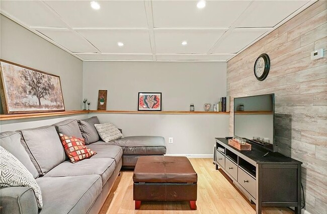 Building Photo - 3 Mary Dr