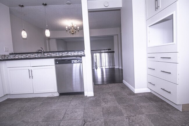 Building Photo - 848 W Huntington Dr