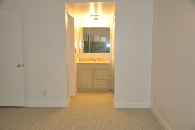 Main Bedroom pic #3: Dressing area + entrance to ensuite bathroom - 285 S Sierra Madre Blvd
