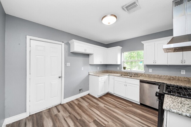 Building Photo - 221 3rd St N