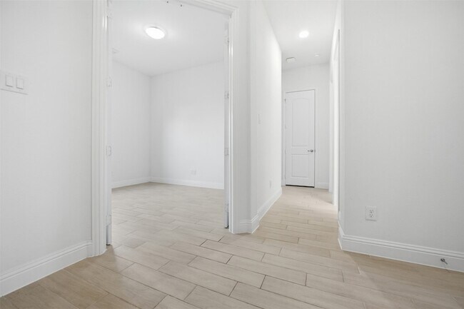 Building Photo - 208 Sequoia Dr
