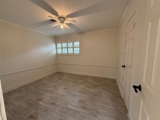 Building Photo - 822 Hidden Valley Dr