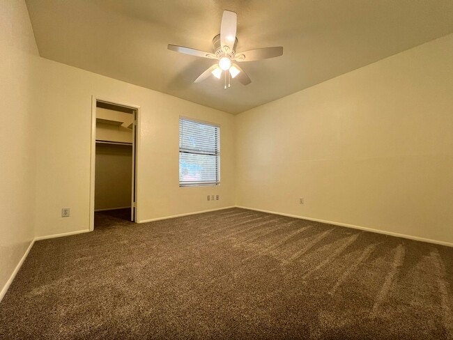 Building Photo - 924 E Diamond Dr