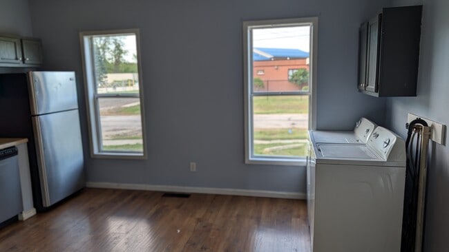 Building Photo - 426 W Elm St