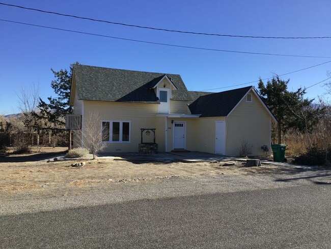 <b>2 Bedroom Home with Large Yard<br><br> - 2 Bedroom Home with Large Yard