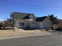 Building Photo - <b>2 Bedroom Home with Large Yard<br><br>