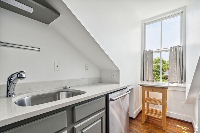 Building Photo - Available Now! Georgetown! Professionally Managed High End 1 Bed/ 1 Bath Condo