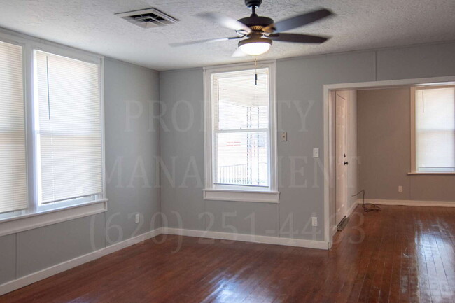 Building Photo - Charming 2-Bedroom Home