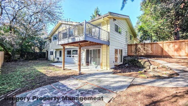 Building Photo - Spacious 5-Bedroom Kirkland Home – Daylight Basement, RV Parking, Quiet Private Drive & Top Schools!